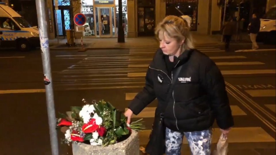 Aktivisté vyhazují květiny do koše